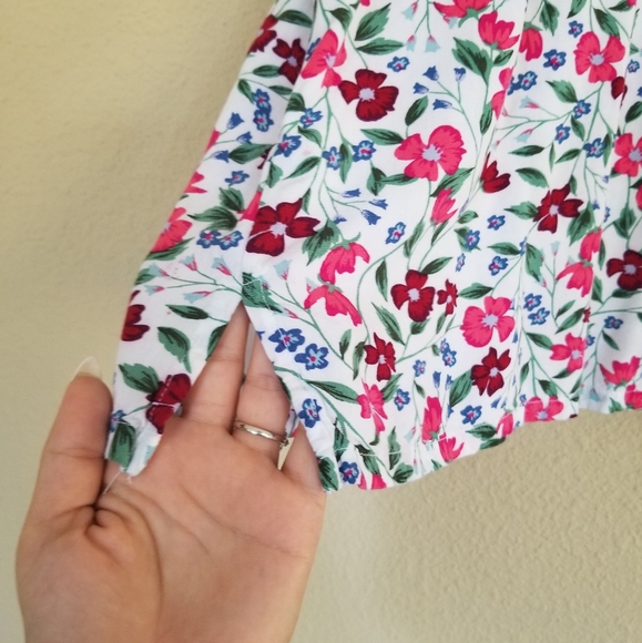 3/$20⭐Floral High Neck Tank Top With Keyhole Back - Picture 5 of 6